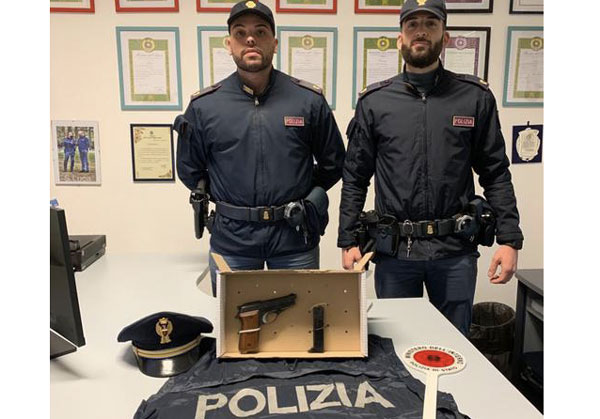 Trovato con pistola vicino a negozi, arrestato 29enne a Bovalino