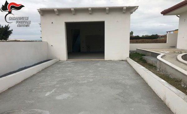 Abusivismo, sequestrato box auto in area interesse archeologico nel crotonese