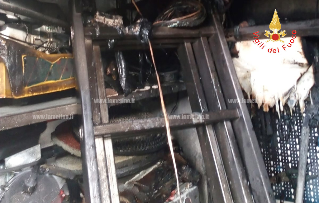 Lamezia, box in fiamme in via Talete: danneggiate attrezzature agricole