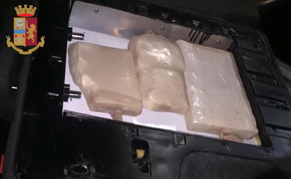 Sequestrati quasi 6 quintali di hashish in un box nel Milanese, in manette anche un calabrese
