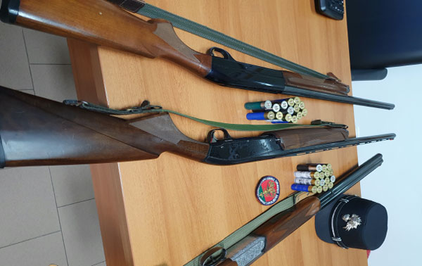 Abbattono 20 fringuelli a Sorianello: denunciati 3 bracconieri, sequestrati fucili e cartucce