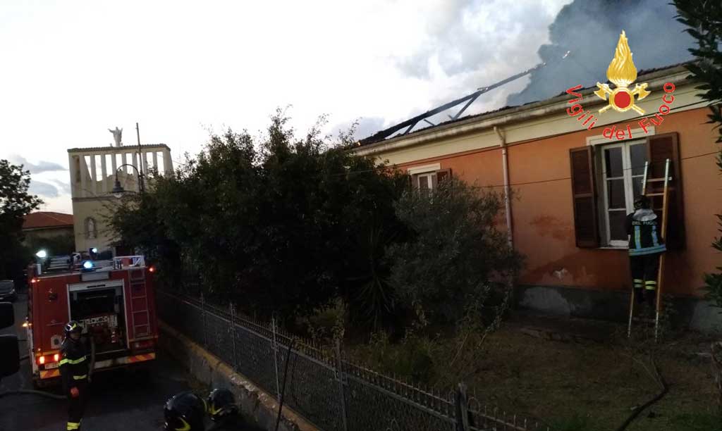 In fiamme tetto abitazione a Briatico, nessun ferito