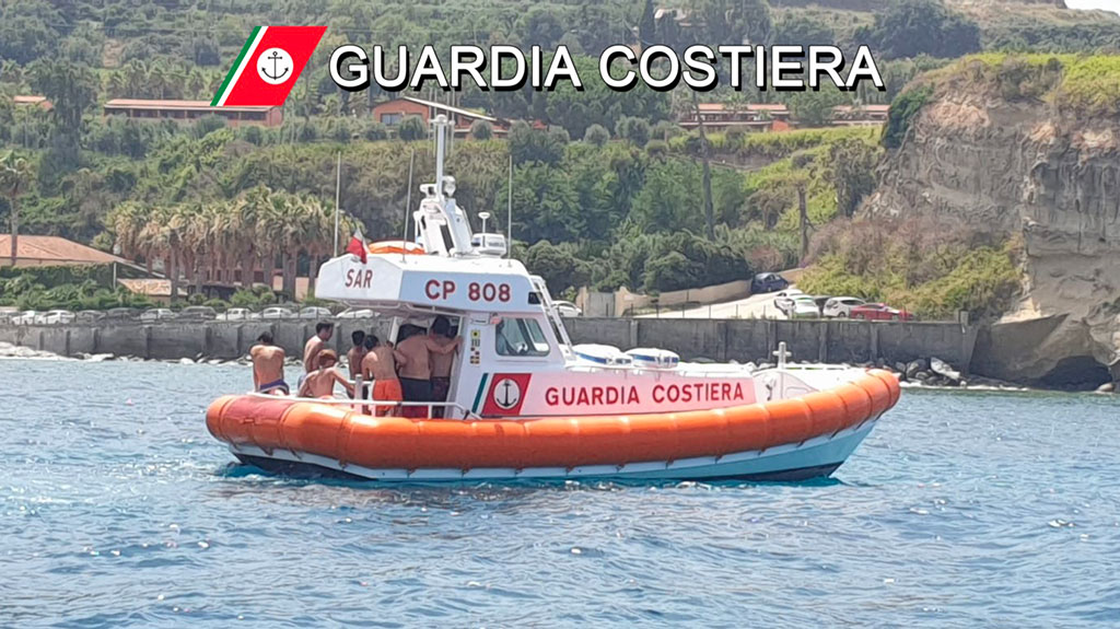 Barca affonda a Briatico, Guardia costiera salva 7 ragazzi   