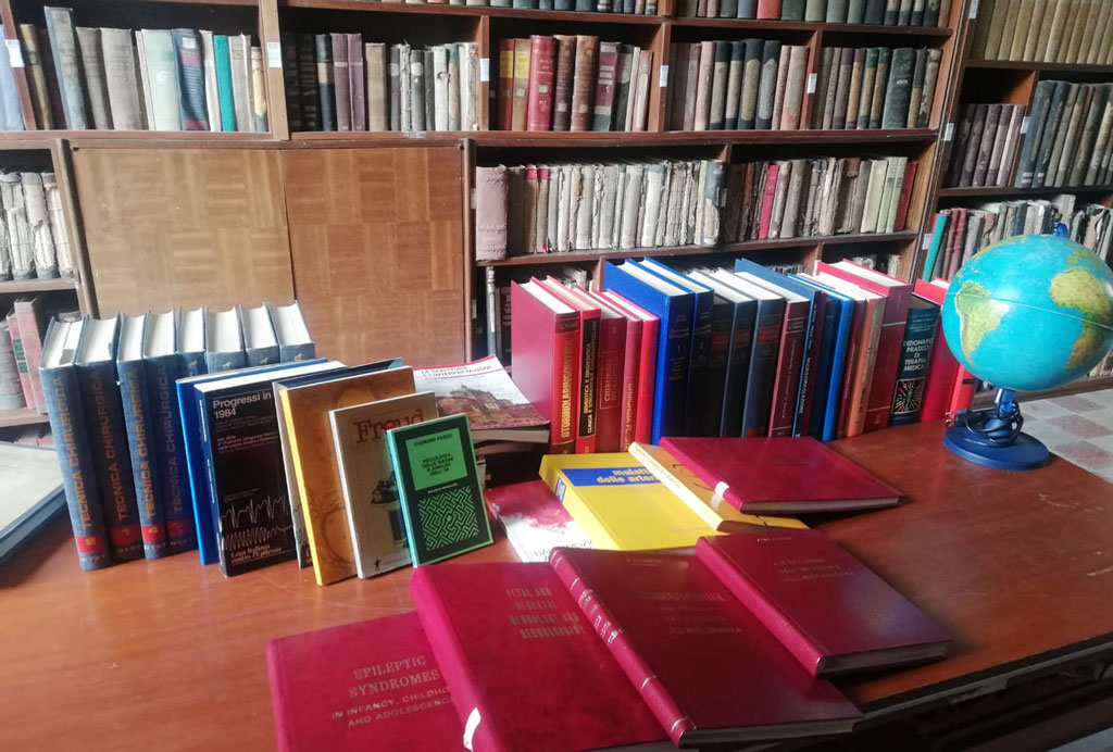 Scienziata Amalia Bruni dona libri alla biblioteca comunale di Girifalco