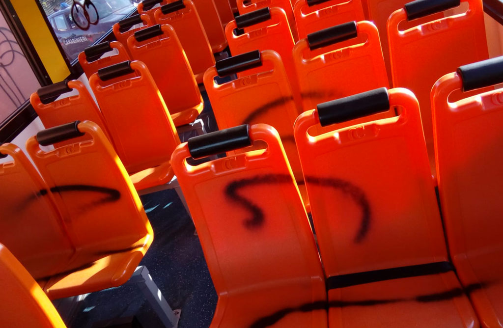 Scritte e disegni volgari su bus e muri scuola media a Roccelletta di Borgia: la preoccupazione di sindaco e dirigente