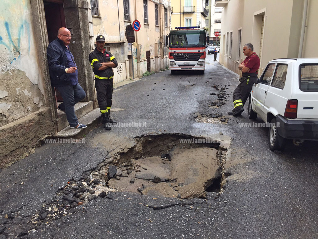 buca-diventa-voragine-in-via-Paola.jpg