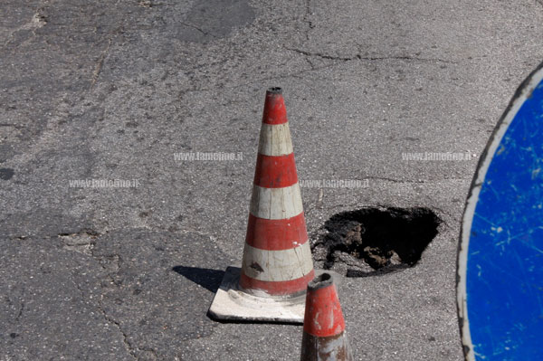 Lamezia: piccola voragine si apre in via Miceli, disagi a circolazione