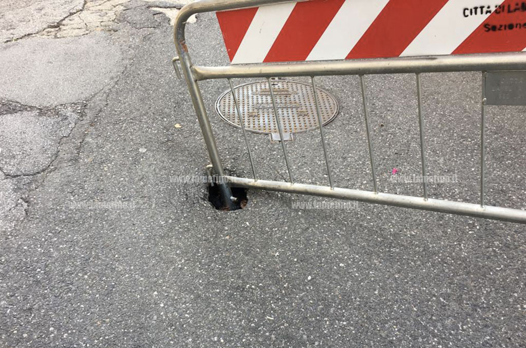 Lamezia, buca in via Salita Mazzei. I residenti: "A quando la riparazione?"