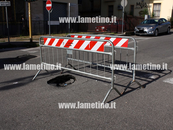 Lamezia: Doppia transenna per delimitare buca diventa ostacolo la sera in via Colelli