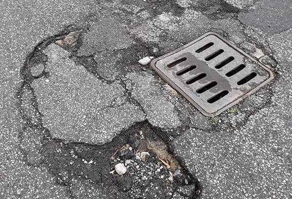 Associazione Quartiere Capizzaglie denuncia buche in zona Lamezia sud: "Vere e proprie voragini pericolose"