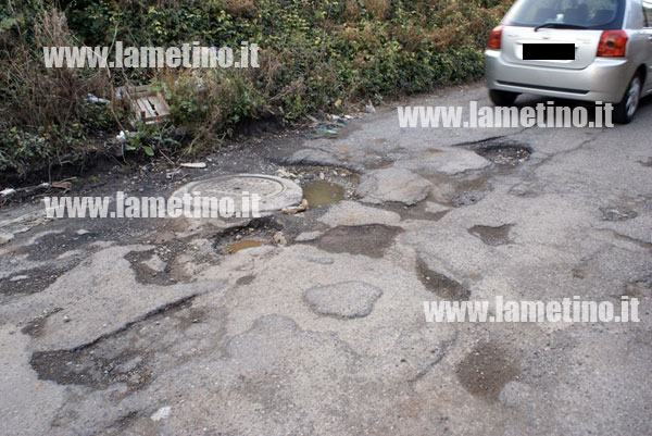 buche-via-delle-rose-macchina.jpg