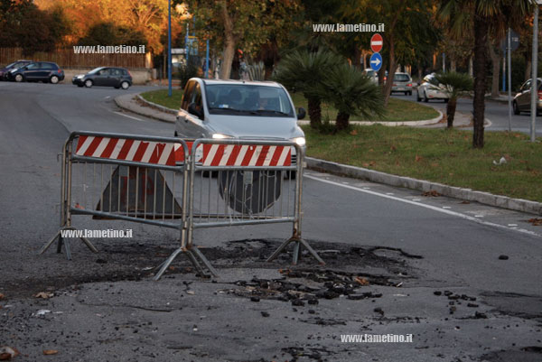 Lamezia: Con le piogge affiorano le buche, situazione critica vicino ospedale