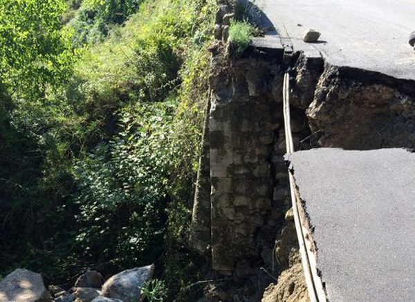 Crolla ponte, Petilia Policastro isolato. Sindaco: "Da mesi lancio allarme su dissesto idrogeologico"