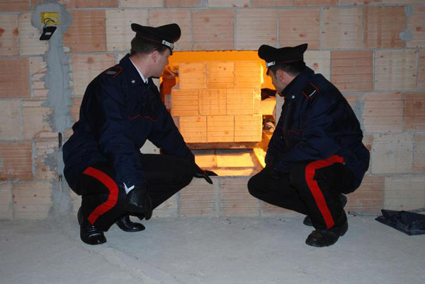 'Ndrangheta, scoperto bunker per latitanti a Platì