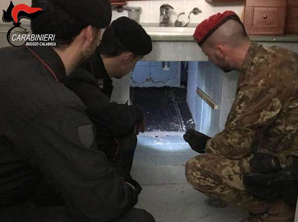 'Ndrangheta: bunker per latitanti scoperto dai carabinieri nel reggino - VIDEO