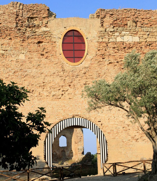 Calabria: L'estro di Buren in mostra al Parco Scolacium e al MARCA