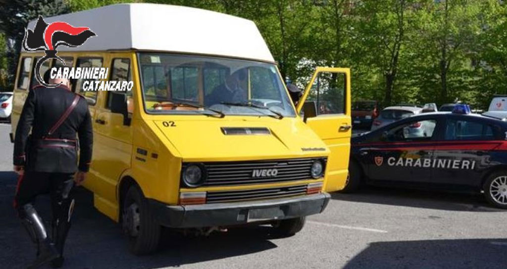 Buca pneumatici di due scuolabus, denunciato dipendente "infedele" a Gimigliano
