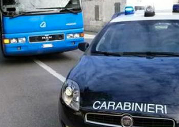 Sequestra passeggeri bus che non pagano biglietto, arrestato nel cosentino