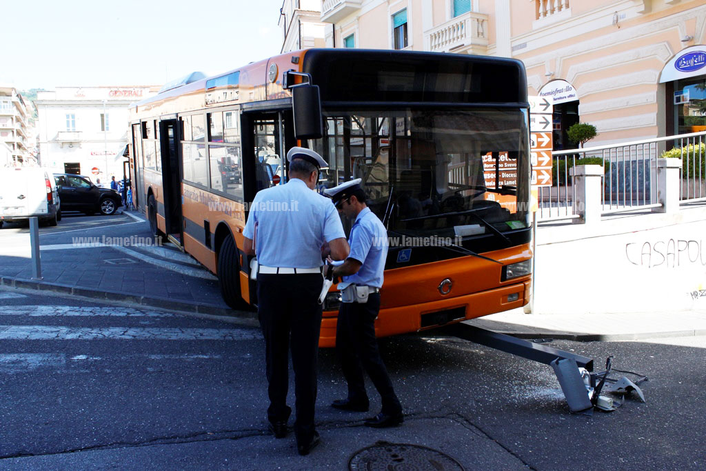 bus-impazzito-piazza-mazzini3.jpg