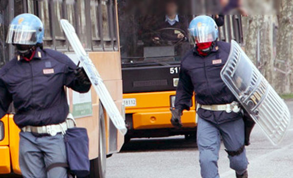 Calcio, danni su autobus: a giudizio 37 tifosi del Catanzaro