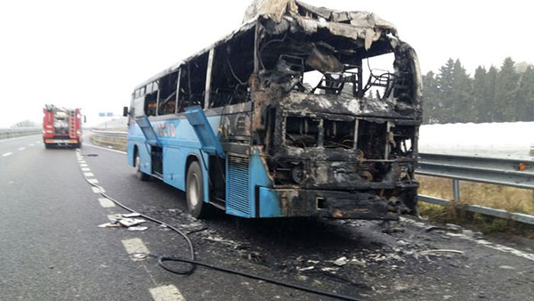 Autobus in fiamme sulla 106: nessun ferito, a bordo anche studenti del cosentino