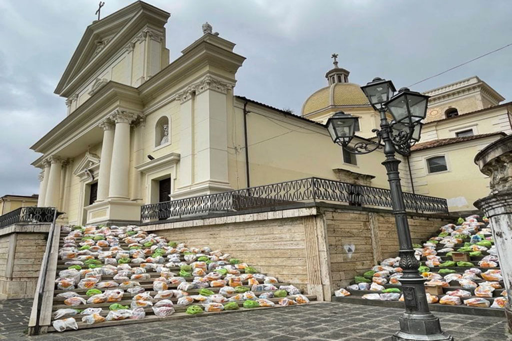 Lamezia, alla Cattedrale “le scale della solidarietà”: iniziativa dedicata a famiglie bisognose per festività pasquali