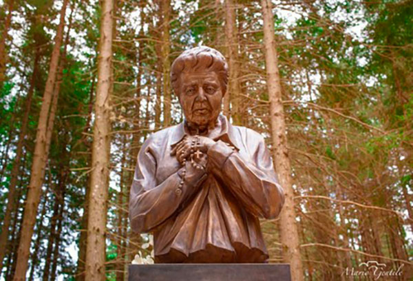 Inaugurati in Sila piazza e busto dedicati a "Mamma Natuzza"