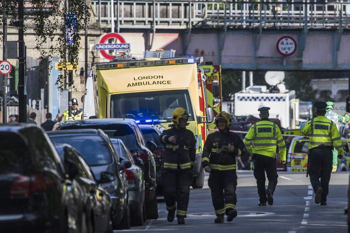 Esplosione nella metro di Londra, diversi i passeggeri feriti al volto