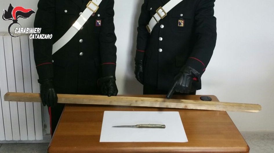 Tenta di accoltellare i suoi tre figli, arrestato 71enne nel catanzarese