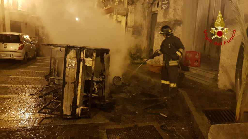 Moto-ape distrutta dalle fiamme a Mammola, indagini in corso