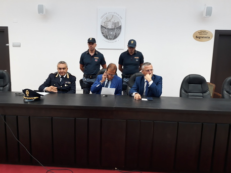 Appiccano fuoco e distruggono intera area boschiva a Rossano, arrestati presunti autori