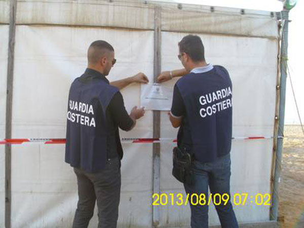 Calabria: Abusivismo, sequestrati due gazebo su arenile Locri