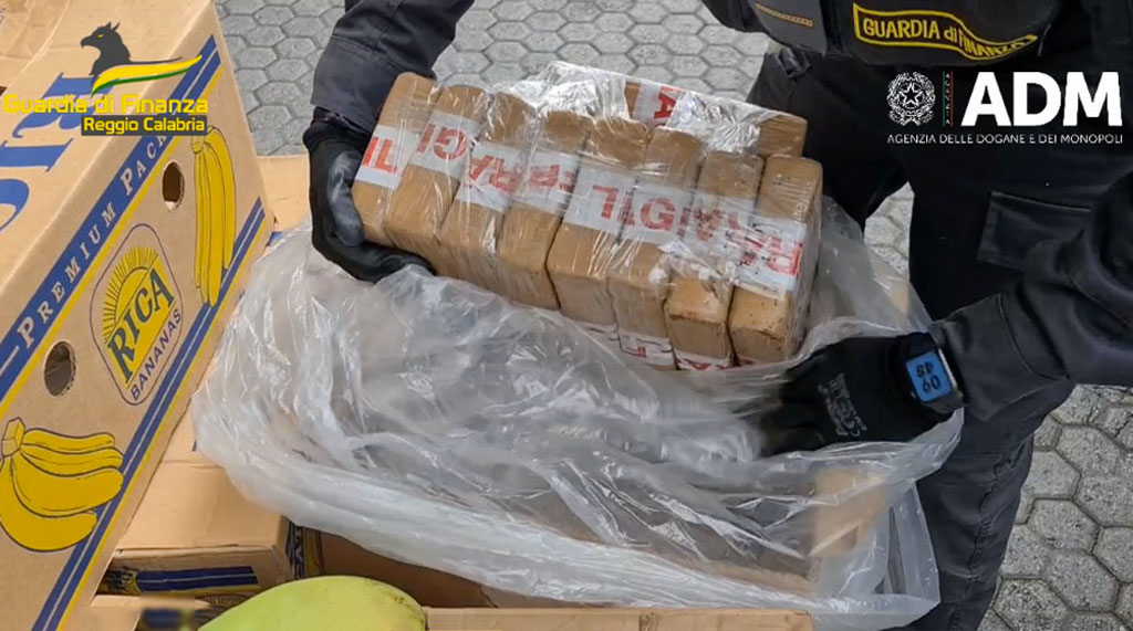 Tonnellate di stupefacenti nascosti in container di banane, ricostruiti traffici di cocaina dalla Colombia alla Calabria