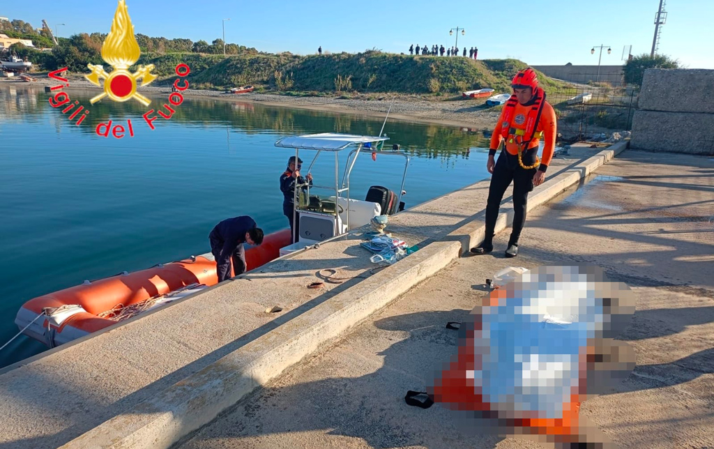 Trovato il cadavere di un uomo tra gli scogli a Catanzaro Lido