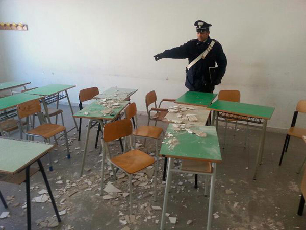 Calabria: cade intonaco soffitto scuola, nessun ferito