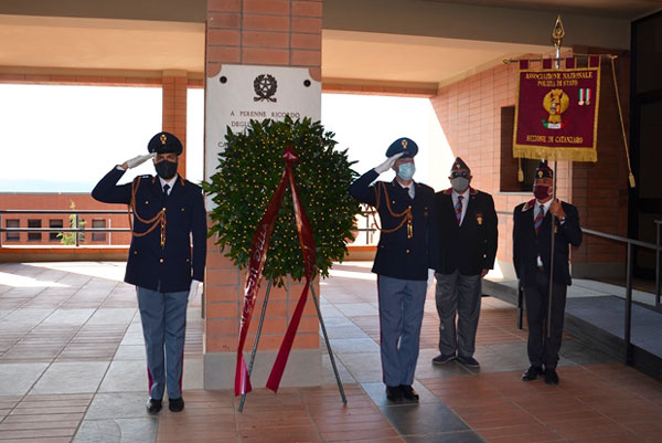 Alla Questura di Catanzaro una corona di alloro per ricordare i caduti della Polizia
