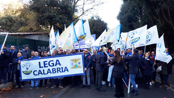 Partiti anche da Lamezia i bus calabresi per la manifestazione pro Salvini a Roma