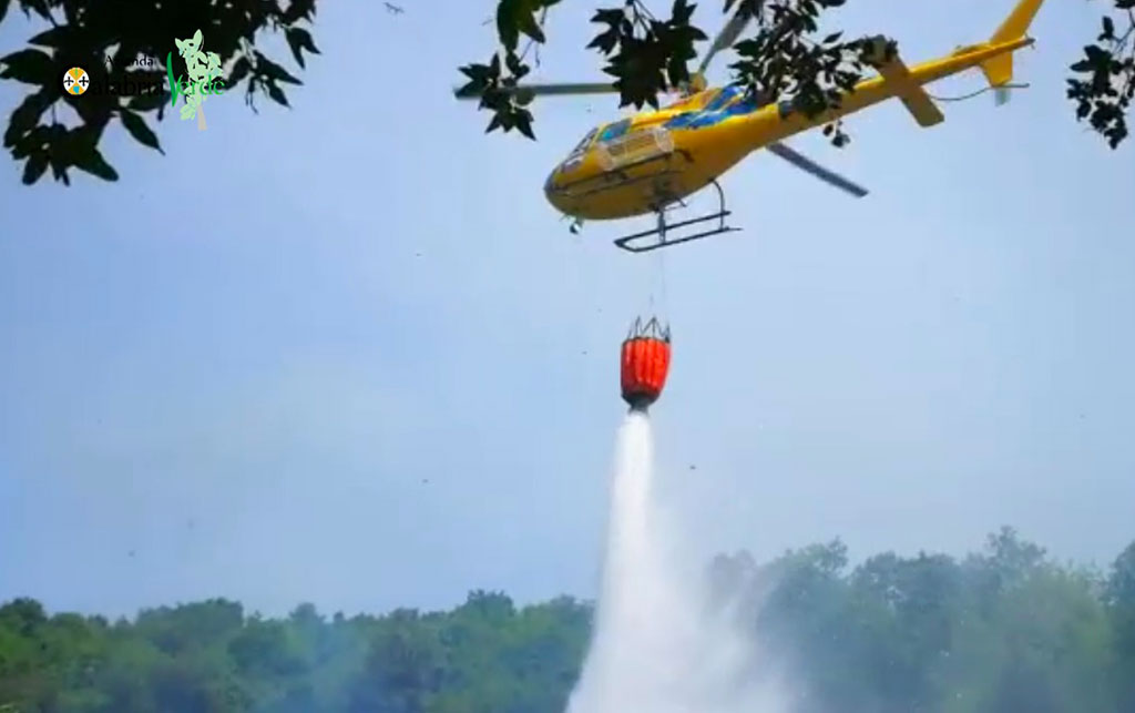 Incendio tra Sangineto, Belvedere e Sant’Agata D’Esaro: presente squadra ed elicottero Calabria Verde