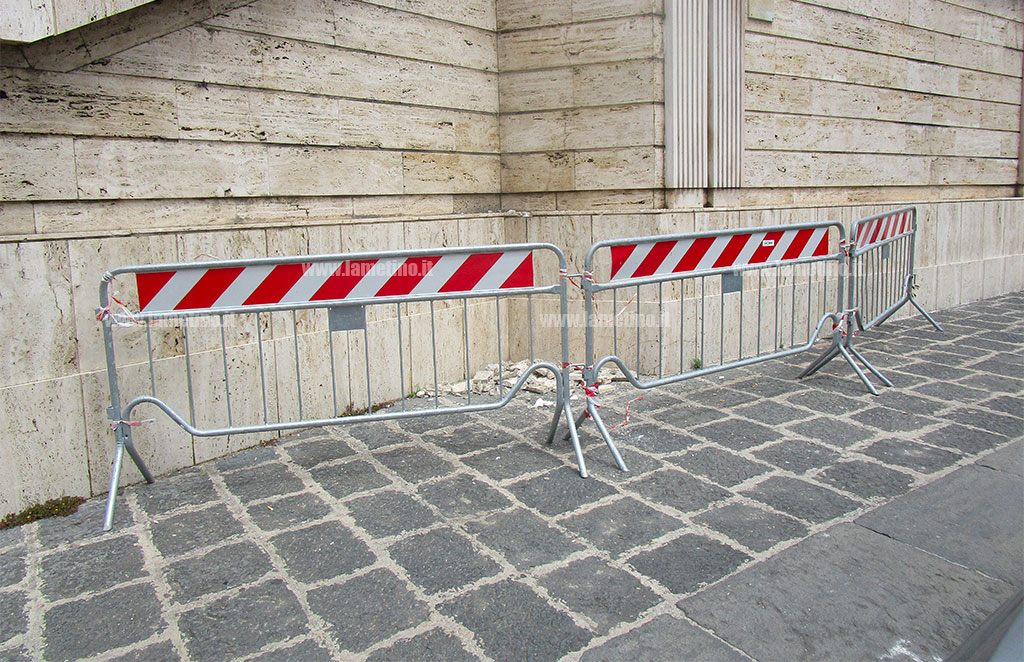 Lamezia, si stacca lastra di marmo della cattedrale: transennata area