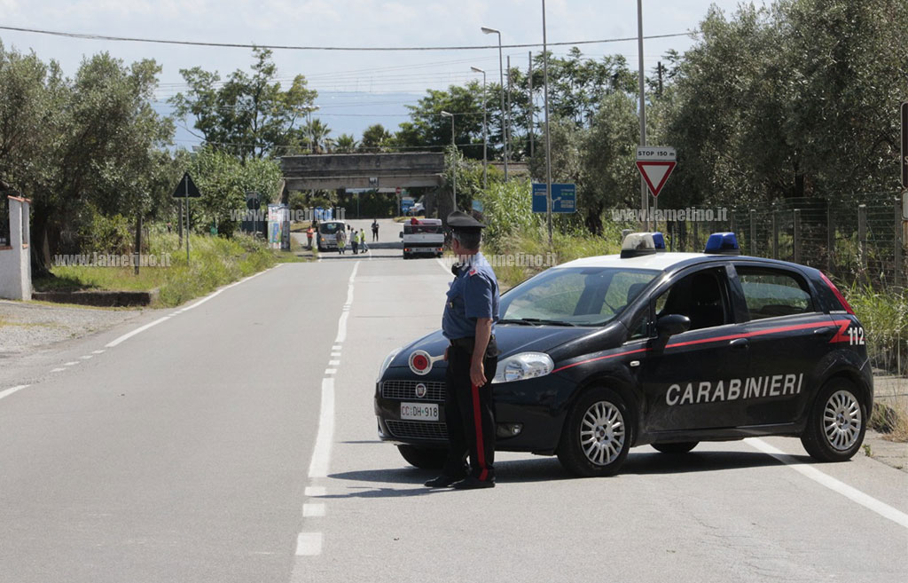 Lamezia, cadono calcinacci da cavalcavia su rettifilo Bagni: colpita auto in transito 