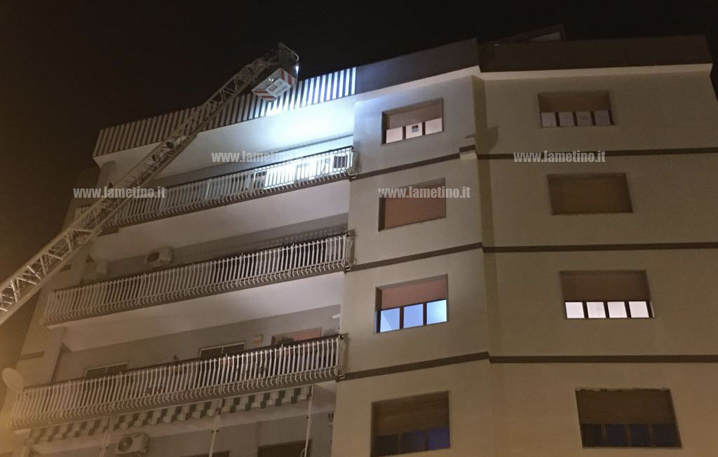Lamezia, calcinacci da un palazzo: intervento dei Vigili del fuoco su corso Nicotera