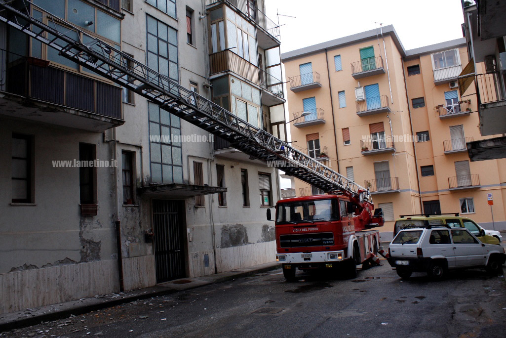 Lamezia, intervento vigili del fuoco in via Nicotera per rimozione calcinacci