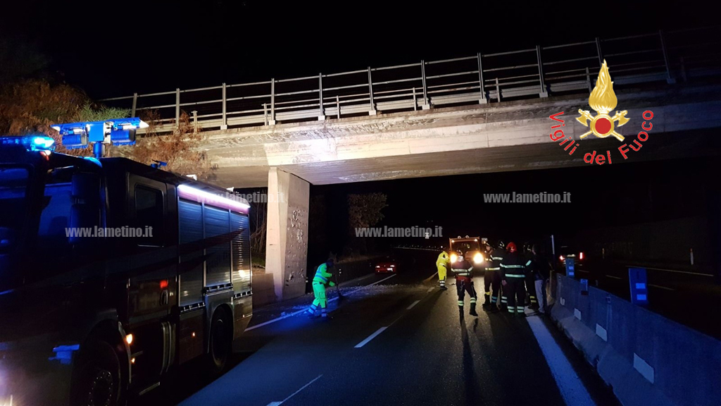 Calcinacci cadono su auto da cavalcavia SS280 vicino Marcellinara: nessun ferito