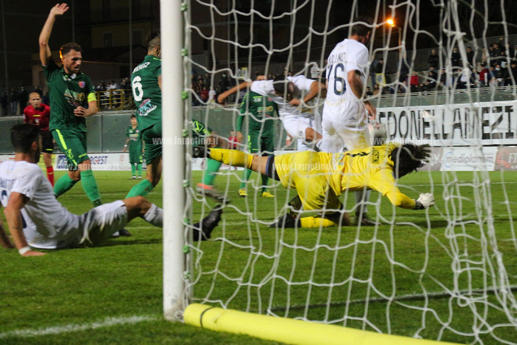 L'Fc Lamezia Terme cade di nuovo al D'Ippolito, la Gelbison vince e balza in vetta