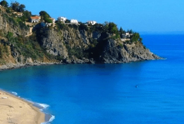 Pulizia collettiva della spiaggia di Caminia e Copanello di Stalettì il 26 maggio: progetto promosso da Legambiente e Sammontana