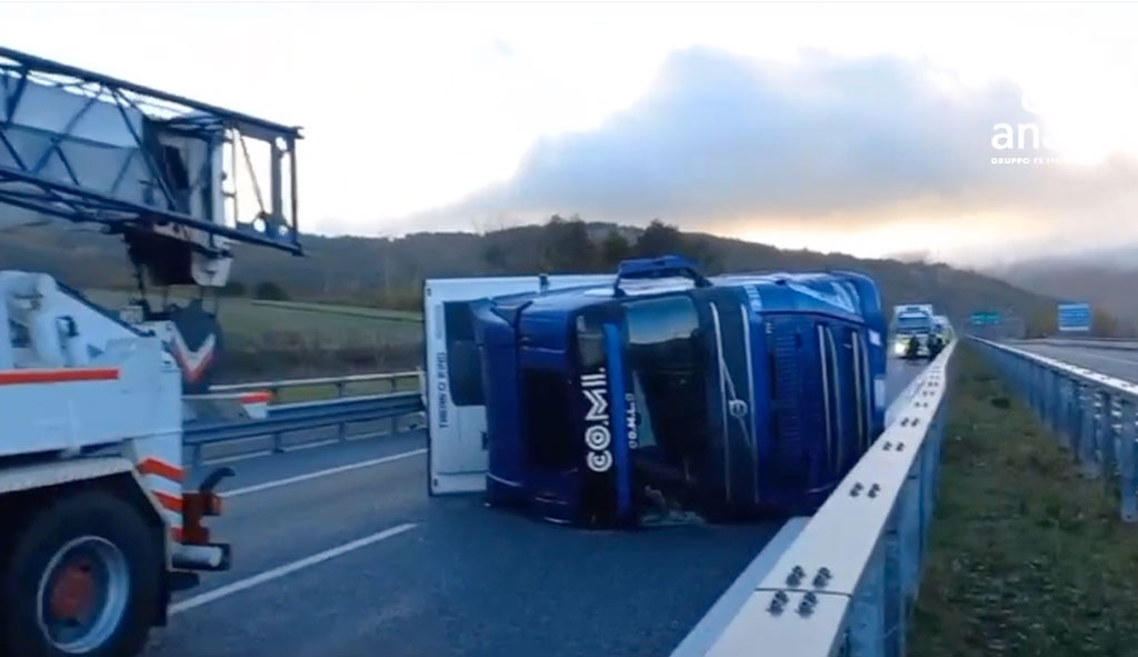 Autocarro ribaltato a Morano Calabro, riaperto tratto sull'A2