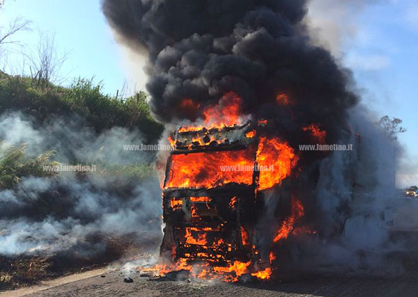 Camion prende fuoco su A2 svincolo Falerna: conducente riesce a mettersi in salvo, traffico in tilt - VIDEO