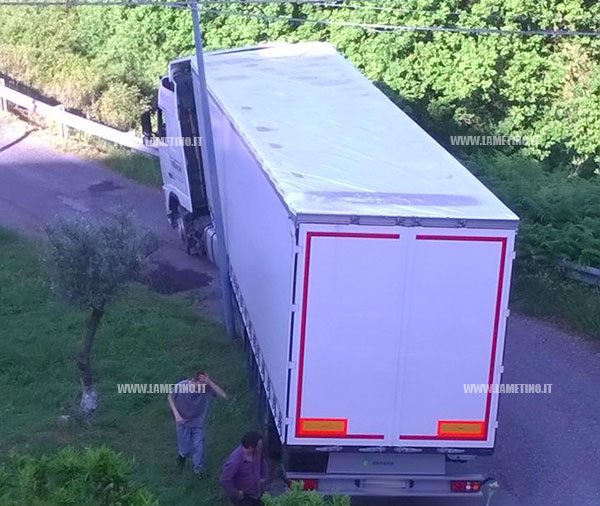 Lamezia: camion rimane incastrato in località Casturi 