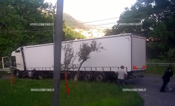 camion-bloccato-contrada-casturi-3.jpg