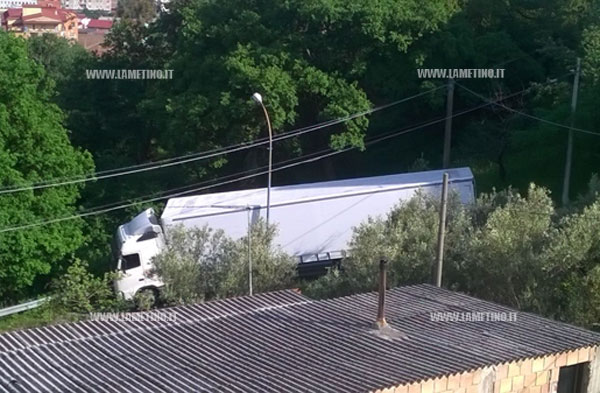 camion-bloccato-contrada-casturi-4.jpg